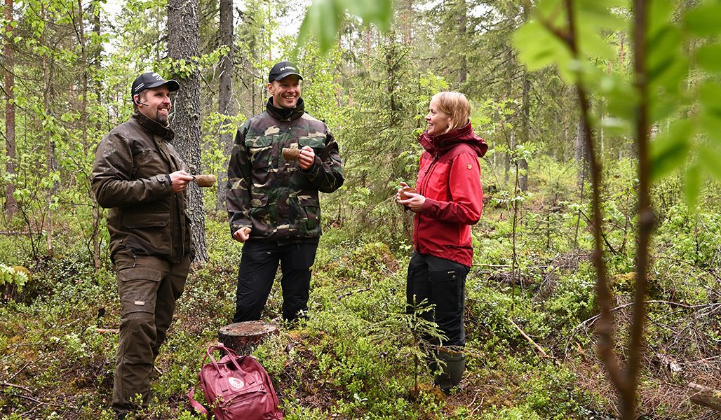 Antti Ruuskanen ja Tero Pitkämäki keskustelevat metsässä Miia Saarimaan kanssa.