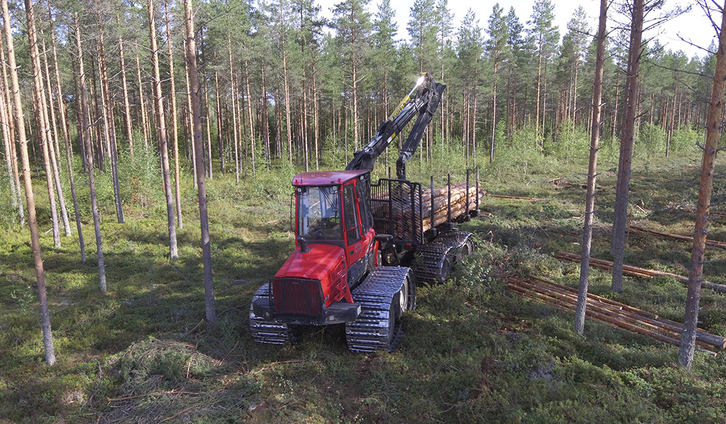 Ajokone kerää puuta kaistalehakkuun jälkeen.