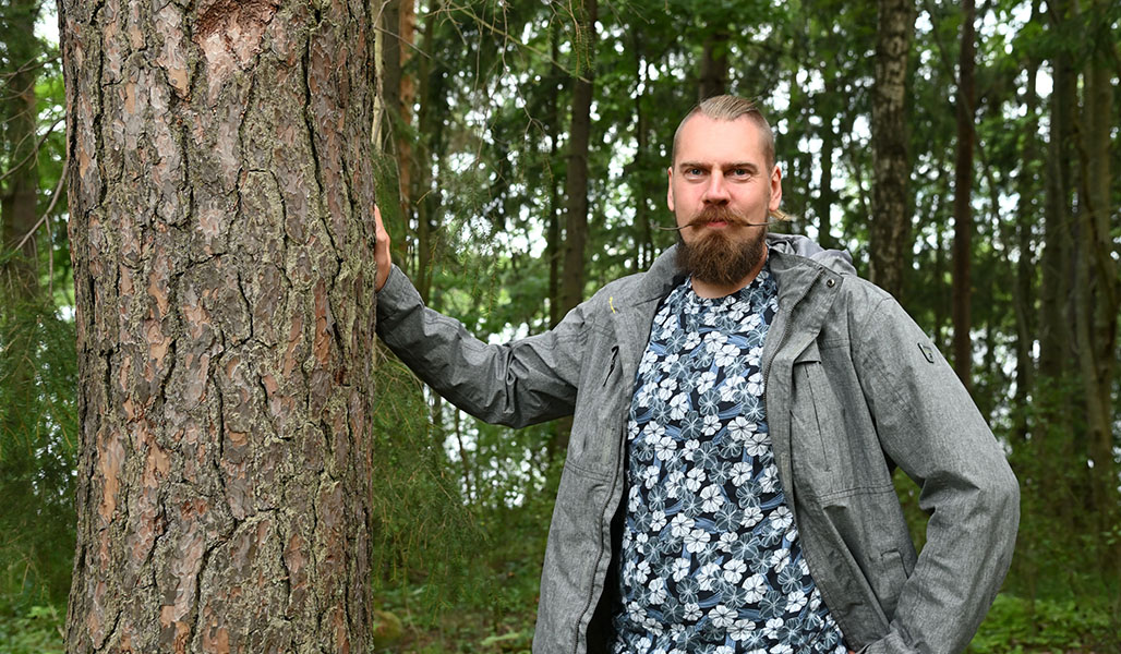 Tuomas Vakkila kotinsa lähimetsässä ison männyn vieressä. 