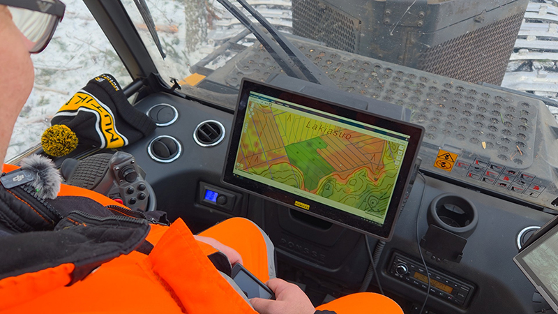 Hakkuukoneen ohjaamossa ruudulla näkyy korjuukelpoisuuskartta.