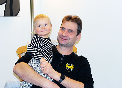 Timo Pesosen sylissä on hänen pieni poikansa Aari. 