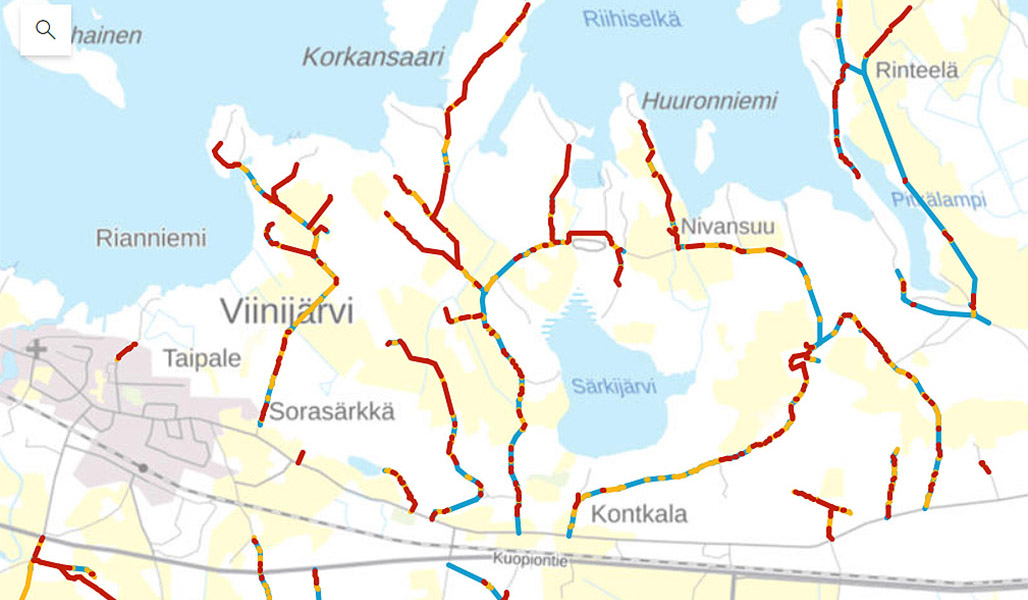 Kuvakaappaus karttapalvelussa, jossa hyväkuntoiset tiet on merkattu sinisellä ja kunnostusta tarvitsevat punaisella. 