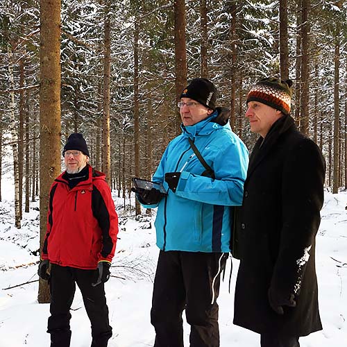 Metsänomistaja Auvo Alanne, puunostaja Timo Poutiainen Stora Ensosta ja Markku Remes Metsäkeskuksesta katselevat yläharvennuksen jälkeä talvisessa metsässä. 